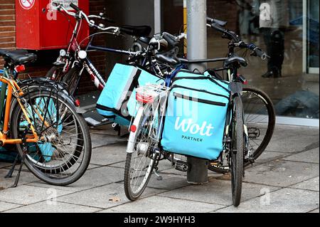 Ein Fahrrad mit Rasche des Lieferdienst WOLT, ein finnisches Technologieunternehmen, das für Seine Lieferplattform für Lebensmittel und Waren bekannt ist *** Una bicicletta con Rasche del servizio di consegna WOLT, una società tecnologica finlandese nota per la sua piattaforma di consegna di prodotti alimentari e merci Foto Stock