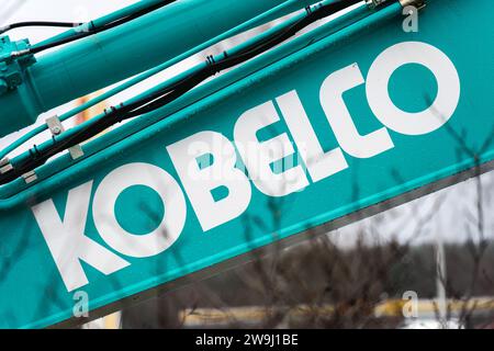 Logo Kobelco sul braccio dell'escavatore da vicino a Mäntsälä, Finlandia. 12 novembre 2023. Foto Stock