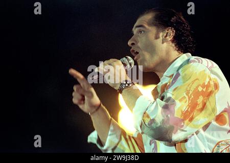 Napoli Italia 1997-09-01 : il cantante Francesco Baccini durante il Festivalbar 1997 in Piazza del Plebiscito Foto Stock