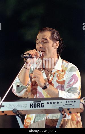 Napoli Italia 1997-09-01 : il cantante Francesco Baccini durante il Festivalbar 1997 in Piazza del Plebiscito Foto Stock