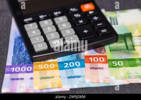 Moneta norvegese, corone norvegesi e calcolatrice, concetto economico e commerciale, insediamenti finanziari Foto Stock