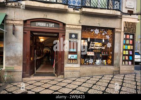 Lisboa, Portogallo. 22 novembre 2023. La libreria Bertrand a Chiado nel centro di Lisbona, la più antica libreria del mondo Foto Stock