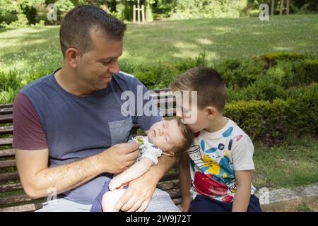 Bambino di quattro anni che bacia suo fratello di due mesi. Dolce scena Foto Stock