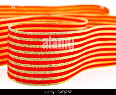 Vista ravvicinata del nastro di colore rosso e oro. Sfondi. Niente persone. Foto Stock