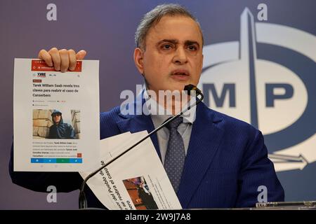 Caracas, Venezuela. 26 dicembre 2023. Tarek William Saab, Procuratore generale del Venezuela, mostra un articolo di giornale stampato con una foto del rapper Canserbero in una conferenza stampa. Si dice che il rapper sia stato ucciso dal suo manager, Natalia amica. (A dpa "Turnaround in the Death of Venezuela's rapper Canserbero - After Years") credito: Jesus Vargas/dpa/Alamy Live News Foto Stock