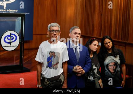 Caracas, Venezuela. 26 dicembre 2023. Jose Rafael Gonzalez Ollarves (l-r), padre del rapper Canserbero morto nel 2015, Tarek William Saab, Procuratore generale del Venezuela, Maria del Carmen Gonzalez Oramas e Jacqueline Gonzalez Oramas, entrambe sorelle del cantante, stanno insieme dopo una conferenza stampa sulla morte del rapper. Secondo nuove indagini, il cantante venezuelano non si suicidò ma fu ucciso dal suo manager all'epoca. (A dpa 'Turnaround in the Death of Venezuela rapper Canserbero - After Years') credito: Jesus Vargas/dpa/Alamy Live News Foto Stock