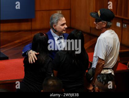 Caracas, Venezuela. 26 dicembre 2023. Tarek William Saab (M), procuratore generale del Venezuela, parla con le sorelle del rapper Canserbero, morto nel 2015, e suo padre, Jose Rafael Gonzalez Ollarves (r), dopo una conferenza stampa sul caso. Secondo nuove indagini, il cantante venezuelano non si suicidò, ma fu ucciso dal suo manager all'epoca. (A dpa 'Turnaround in the Death of Venezuela rapper Canserbero - After Years') credito: Jesus Vargas/dpa/Alamy Live News Foto Stock