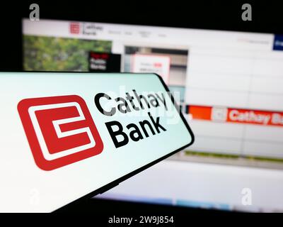 Telefono cellulare con logo della società americana Cathay General Bancorp (Cathay Bank) davanti al sito Web aziendale. Concentrarsi sul centro del display del telefono. Foto Stock