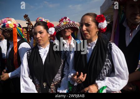 Malaga, Spagna. 28 dicembre 2023. Donne e uomini vestiti con costumi tradizionali partecipano al festival. La 61a edizione del concorso Verdiales Flamenco Dance, un importante festival culturale e musicale, viene celebrata ogni anno nel giorno dei santi dei folli. Musicisti provenienti da diversi gruppi musicali conosciuti come "panda" competono in un concorso che comprende il canto e la danza in uno stile flamenco chiamato "Verdiales". I musicisti usano strumenti e costumi tradizionali andaluso. (Immagine di credito: © Jesus Merida/SOPA Images via ZUMA Press Wire) SOLO USO EDITORIALE! Non per USO commerciale! Foto Stock