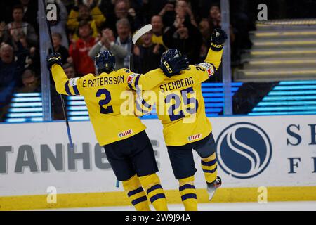 Stoccolma 20231228GOTHENBURG, SVEZIA 20231228 il svedese otto Stenberg segna 0-1 punti e festeggia con la svedese Elias Pettersson durante l'IIHF World Ju Foto Stock