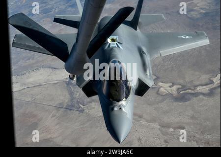 Nellis Air Force base, Stati Uniti. 11 dicembre 2023. Un F-35A Lightning II Stealth Fighter Aircraft della United States Air Force si avvicina per il rifornimento in volo da parte di un KC-135 Stratotanker dell'USAF durante il corso di integrazione delle armi sul Nevada test and Training Range, 11 dicembre 2023 sopra Nellis Air Force base, Nevada. Credito: SRA haiden Morris/U.S. Air Force/Alamy Live News Foto Stock