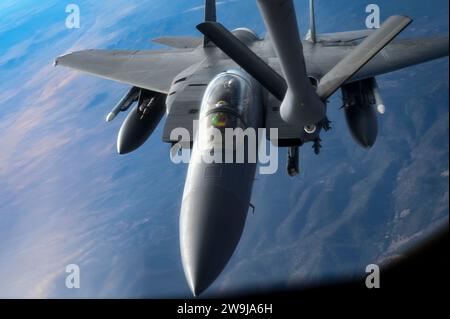 Nellis Air Force base, Stati Uniti. 12 dicembre 2023. Un aereo da caccia USAF F-15E Strike Eagle viene rifornito in volo da un KC-135 Stratotanker dell'USAF durante il corso di integrazione delle armi sul Nevada test and Training Range, 12 dicembre 2023 sopra Nellis Air Force base, Nevada. Credito: SRA haiden Morris/Planetpix/Alamy Live News Foto Stock