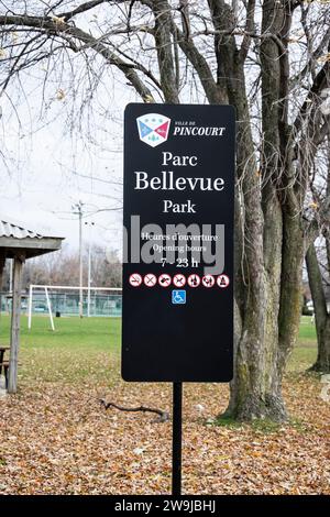 Cartello con orari di apertura al Bellevue Park di Pincourt, Quebec, Canada Foto Stock