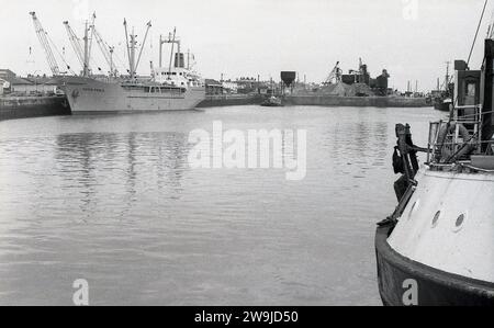 1972, foto storica dei moli di Fleetwood, Lancs, Inghilterra, Regno Unito, con la nave cargo "Saxon Prince" ormeggiata. Per molti decenni, Fleetwood è stato uno dei principali porti di pesca del Regno Unito, preceduto solo dal duo dominante di Humberside, Grimsby e Hull, ma alla fine degli anni '70, le guerre del merluzzo con l'Islanda, hanno visto l'industria della pesca andare in declino e l'ultimo peschereccio per reti da traino d'altura ha lasciato i moli di Fleetwood nel 1982. Foto Stock