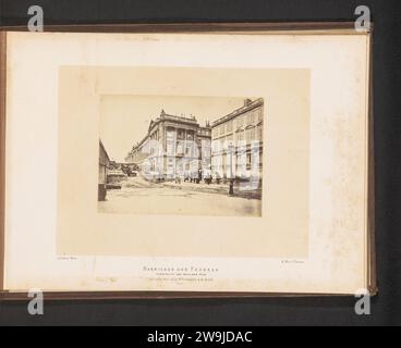 Vista di una barricata all'angolo tra Rue Saint-Florentin e Rue Rivoli a Parigi durante il comune di Parigi, A. Liébert, 1871 fotografa Parigi supporto fotografico albume stampa ostacoli nelle strade; barricate Rivoli Street. Rue Saint-Florentin Foto Stock