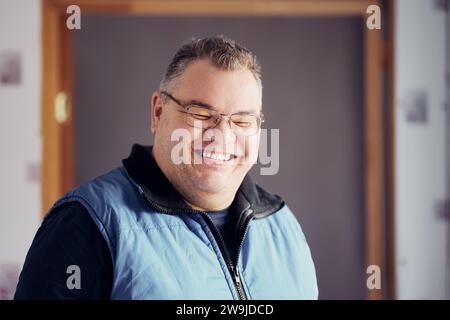 Uomo allegro e sgusciato nel suo aspetto europeo dei 40 anni. Foto Stock
