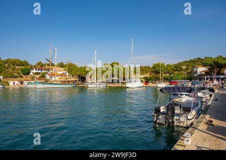 Barche da pesca ormeggiate nel porto di Vathi sull'isola di Meganisi, nel Mar Ionio Foto Stock