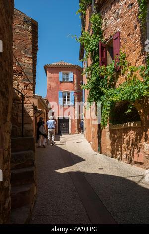 Facciate colorate, Roussillon, le Plus beaux Villages de France, Departement Vaucluse, Provence, Provence-Alpes-Cote d'Azur, Francia Foto Stock
