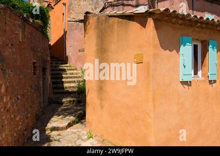Facciate colorate, Roussillon, le Plus beaux Villages de France, Departement Vaucluse, Provence, Provence-Alpes-Cote d'Azur, Francia Foto Stock