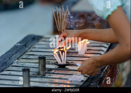 Offerte di candele presso la Shwedagon Pagoda a Yangon, Myanmar, Birmania Foto Stock