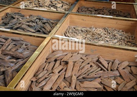Oud aromatico in vendita in un bazar in Arabia Saudita Foto Stock