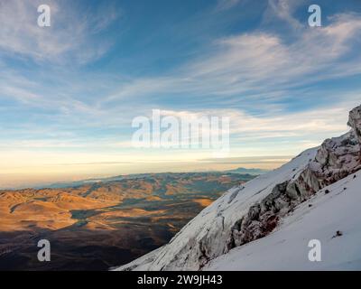 Vista sul ghiacciaio Chimborazo fino all'altopiano montuoso, la riserva naturale Reserva de Produccion Faunistica Chimborazo, la provincia di Chimborazo, l'Ecuador Foto Stock