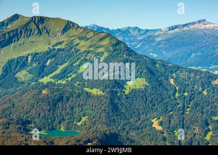 Panorama da Schattenberg, 1692 m, a Fellhorn, 2038 m, e Soellereck, 1706 m, e Freibergsee, Allgaeu, Baviera, Germania, dietro Kleinwalsertal Foto Stock