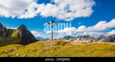 Incrocio a Rappensee, a sinistra dietro Kleiner Rappenkopf, 2276 m, Allgaeu Alps, Allgaeu, Bavaria, Germania Foto Stock