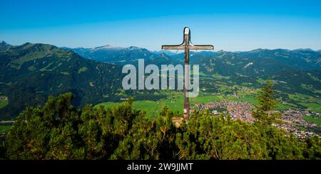 Panorama da Schattenberg, 1692 m, a Fellhorn, 2038 m, e Soellereck, 1706 m, e Freibergsee, Allgaeu, Baviera, Germania, dietro Kleinwalsertal Foto Stock