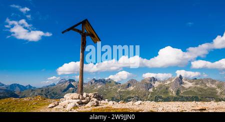 Croce sul campo presso il Rappensee, le Alpi Allgaeu, Allgaeu, Baviera, Germania Foto Stock