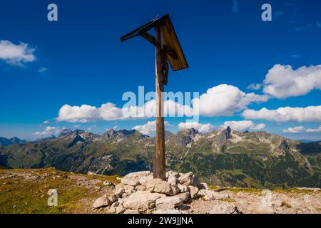 Croce sul campo presso il Rappensee, le Alpi Allgaeu, Allgaeu, Baviera, Germania Foto Stock