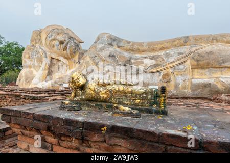Statua del Buddha reclinata, passaggio a Nirvana, Wat Lokayasutha, Ayutthaya, Thailandia Foto Stock