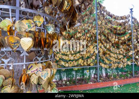 Targhe d'oro incise da campane desideranti o campane che offrono, Monte d'Oro, Bangkok, Thailandia, Asia Foto Stock