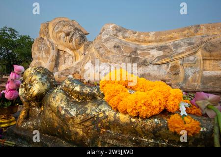 Statua del Buddha reclinata, passaggio a Nirvana, Wat Lokayasutha, Ayutthaya, Thailandia Foto Stock