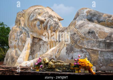 Statua del Buddha reclinata, passaggio a Nirvana, Wat Lokayasutha, Ayutthaya, Thailandia Foto Stock