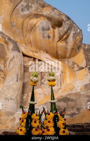 Statua del Buddha reclinata, passaggio a Nirvana, Wat Lokayasutha, Ayutthaya, Thailandia Foto Stock
