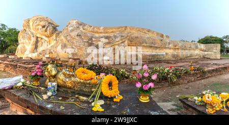 Statua del Buddha reclinata, passaggio a Nirvana, Wat Lokayasutha, Ayutthaya, Thailandia Foto Stock