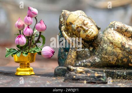 Statua del Buddha reclinata, passaggio a Nirvana, Wat Lokayasutha, Ayutthaya, Thailandia Foto Stock