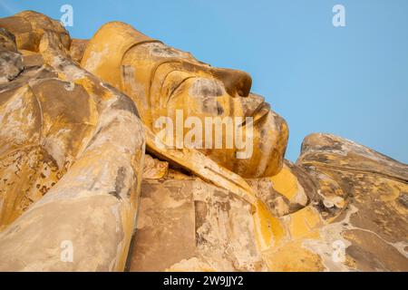 Statua del Buddha reclinata, passaggio a Nirvana, Wat Lokayasutha, Ayutthaya, Thailandia Foto Stock