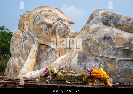 Statua del Buddha reclinata, passaggio a Nirvana, Wat Lokayasutha, Ayutthaya, Thailandia Foto Stock