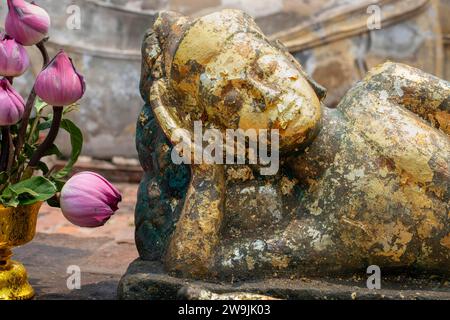 Statua del Buddha reclinata, passaggio a Nirvana, Wat Lokayasutha, Ayutthaya, Thailandia Foto Stock