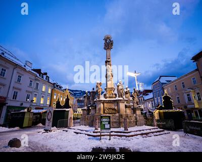 Colonna della peste, piazza principale in inverno, Leoben, Stiria, Austria Foto Stock