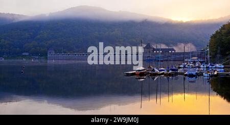 Diga di Eder con muro di diga e barche da diporto sull'Edersee la mattina presto, distretto di Waldeck-Frankenberg, Assia, Germania Foto Stock