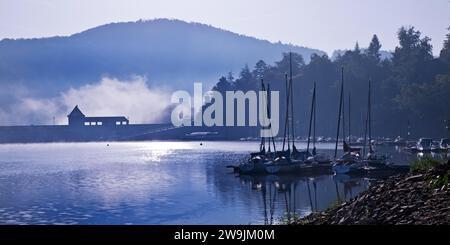 Diga di Eder con muro di diga e barche da diporto sull'Edersee la mattina presto, distretto di Waldeck-Frankenberg, Assia, Germania Foto Stock