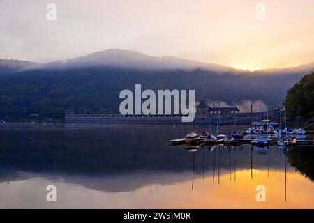 Diga di Eder con muro di diga e barche da diporto sull'Edersee la mattina presto, distretto di Waldeck-Frankenberg, Assia, Germania Foto Stock