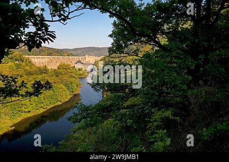 Vista del fiume Eder con le mura della diga, Edertalsperre, Edertal, distretto di Waldeck-Frankenberg, Assia, Germania Foto Stock