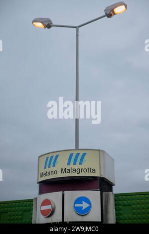 Roma, Italia. 28 dicembre 2023. L'ingresso del Malagrotta Gasifier, gravemente danneggiato dal gigantesco incendio che distrusse completamente l'impianto TMB2 di Malagrotta nell'impianto di smaltimento rifiuti di Malagrotta a Roma il 15 giugno 2022. Gli abitanti della Valle Galeria scendono in piazza nel sit-in organizzato dalla Valle Galeria libera comitato di fronte all'impianto TMB (trattamento dei rifiuti meccanici biologici) a Malagrotta, Roma, il giorno della visita allo stabilimento da parte della Commissione parlamentare sulle Ecomafias. L'impianto è stato danneggiato nei giorni scorsi da un incendio che ha causato il rilascio di tox Foto Stock