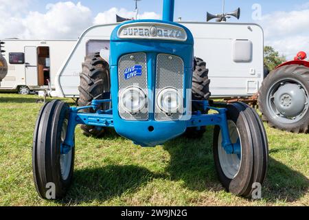 Drayton.Somerset.regno unito.19 agosto 2023.Un Fordson Super Dexta restaurato è in mostra ad un evento agricolo di Yesterdays Foto Stock