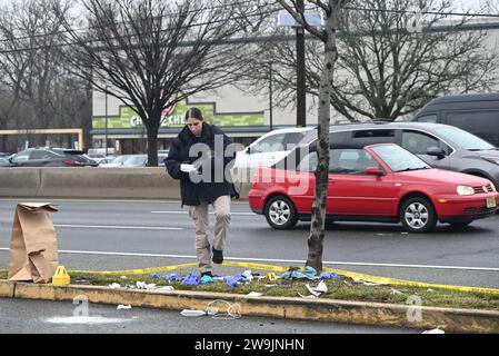 Paramus, Stati Uniti. 28 dicembre 2023. Le autorità hanno raccolto prove sulla scena del crimine. La polizia sta cercando un veicolo e il suo autista, dopo che il conducente ha pugnalato un altro conducente in un incidente di rabbia sulla Route 4 in direzione est. La vittima, che ha guidato un furgone, è stata pugnalata due volte alla schiena e una al braccio e la vittima è attualmente in condizioni stabili. Le autorità hanno raccolto prove sulla scena del crimine. Credito: SOPA Images Limited/Alamy Live News Foto Stock