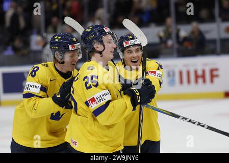 Stoccolma 20231228GOTHENBURG, SVEZIA 20231228 la Svezia Filip Bystedt, otto Stenberg e Noah Östlund festeggia la vittoria durante l'IIHF World Junior C. Foto Stock